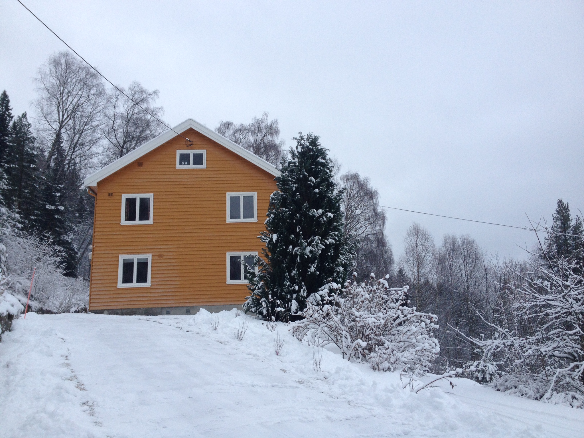 Ons huis in de eerste sneeuw van december